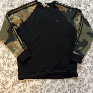 💯 adidas Black Crewneck w/ Camo Sleeves | Men’s Large